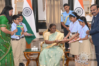 Podar International School Students Meet the Honourable President of India, Smt. Droupadi Murmu to celebrate Raksha Bandhan with Handmade Rakhis